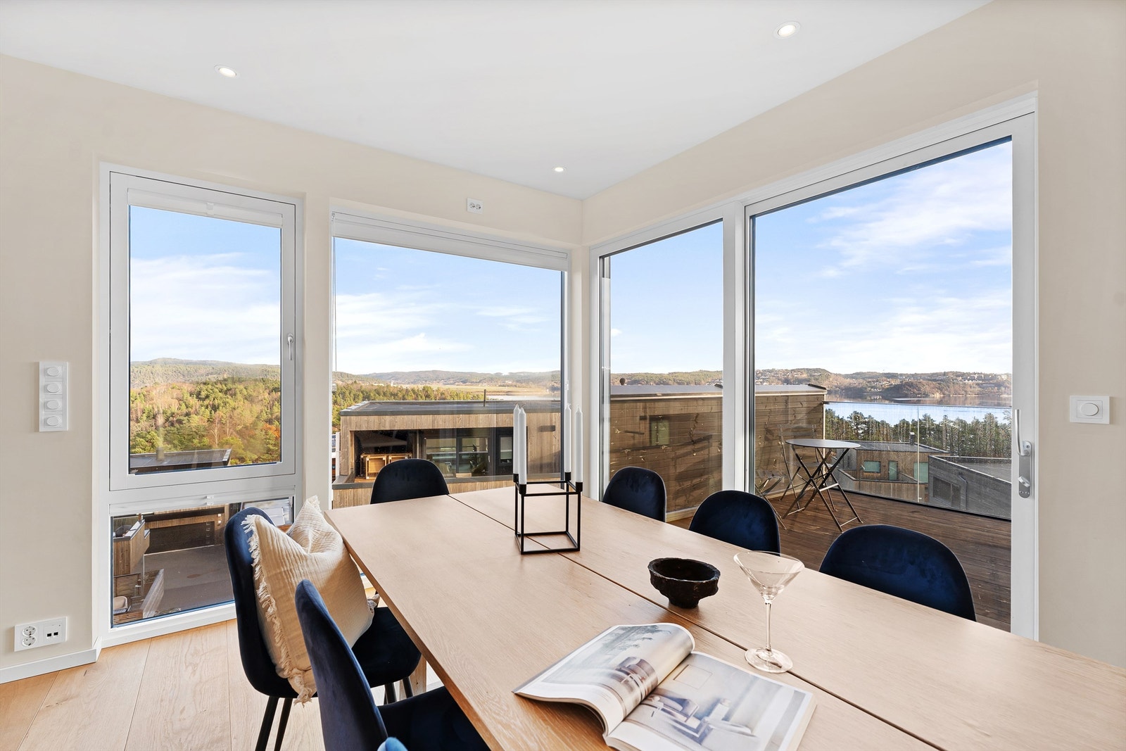 Den romslige spisestuen gir gode muligheter for å invitere både familie og venner til hyggelige kvelder. Galleribilde