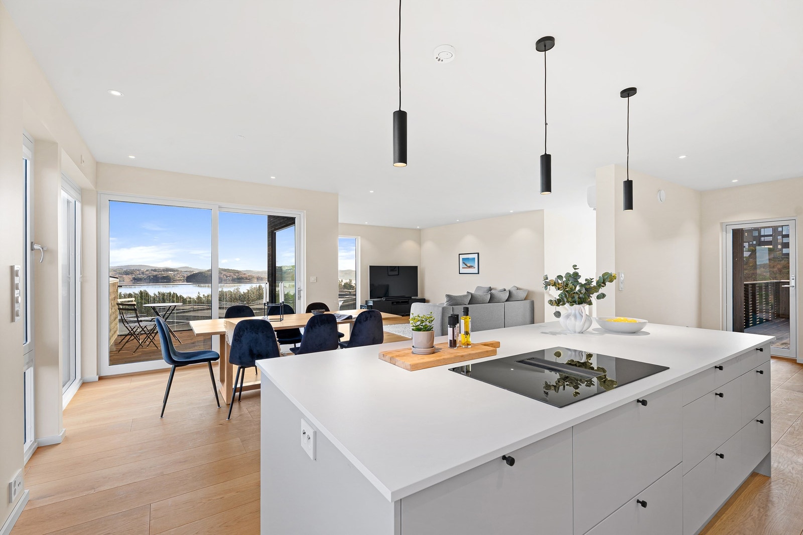 Omtrent hele 2. etasje vender mot den flotte utsikten og her får du flotte material- og fargevalg. Galleribilde