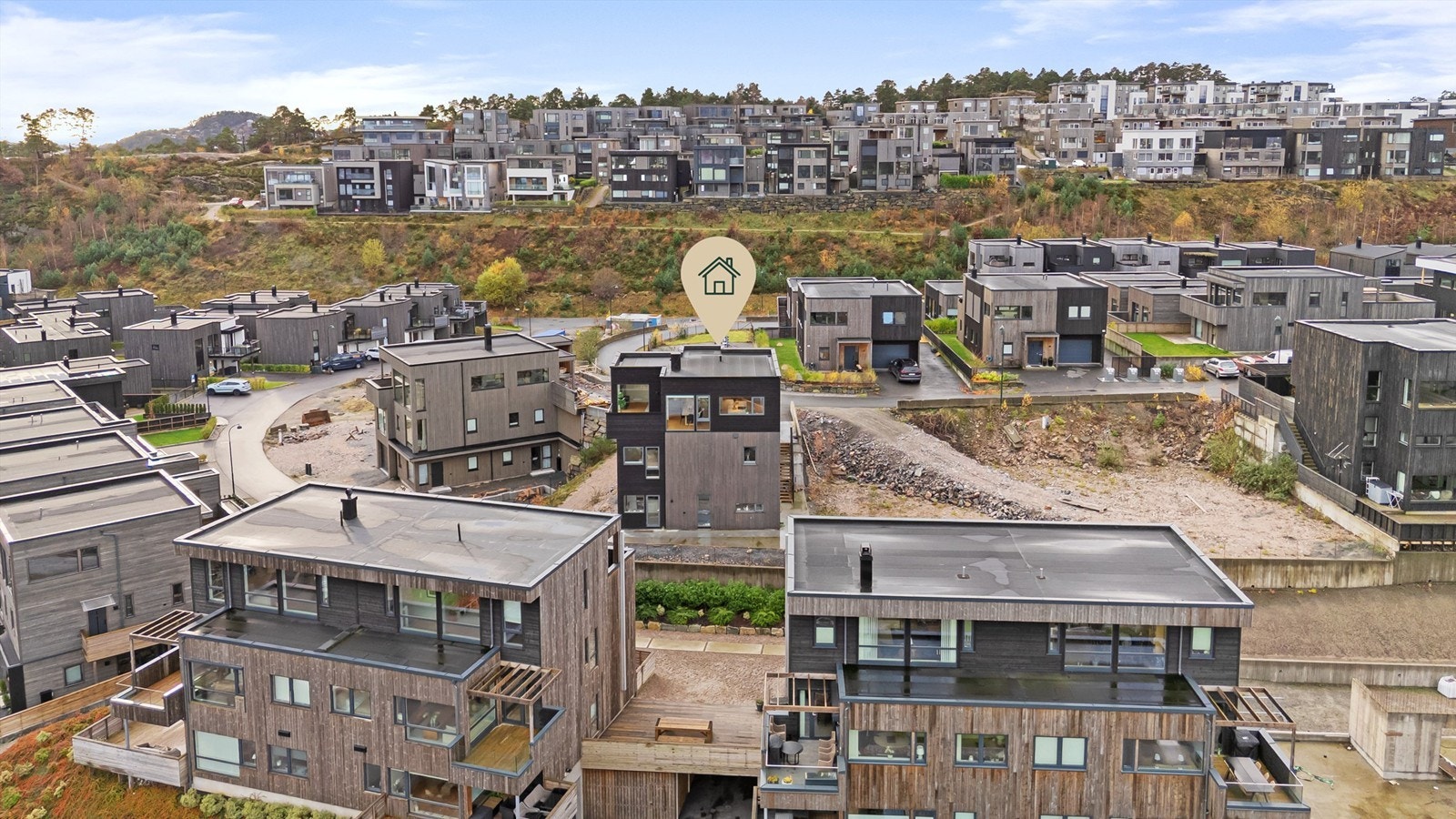 Boligen har en fin plassering i feltet, og det er kort vei til fritidsaktiviteter, skole, bussforbindelse og barnehage. Galleribilde