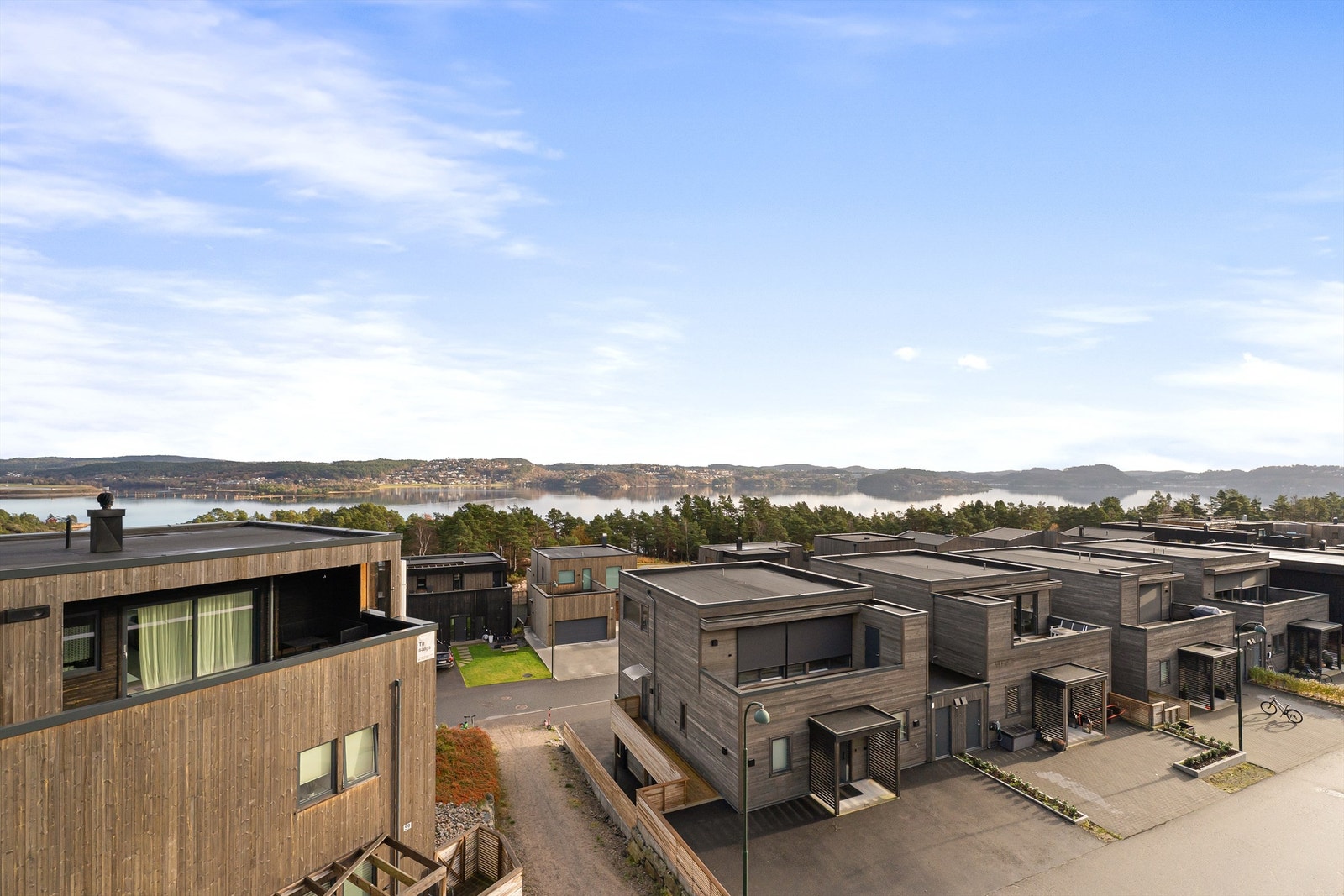 Her kan du også nyte en vid utsikt og følge med på innflyvningen til flyplassen. Galleribilde