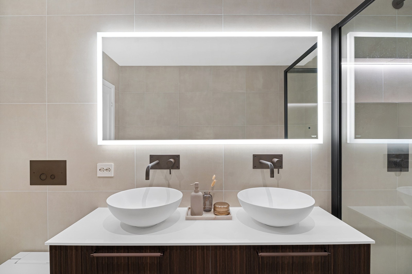 Badet kan by på dobbel servant med bollevask og integrert armatur. Det er også speil med belysning og oppbevaring i skuffer. Galleribilde