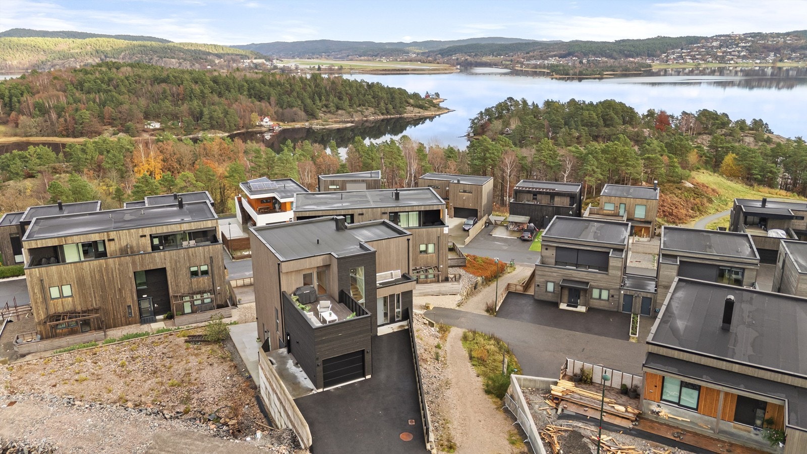 Huset ligger "ytterst", og mot sti slik at det skaper litt avstand mot nærmeste nabo. Galleribilde