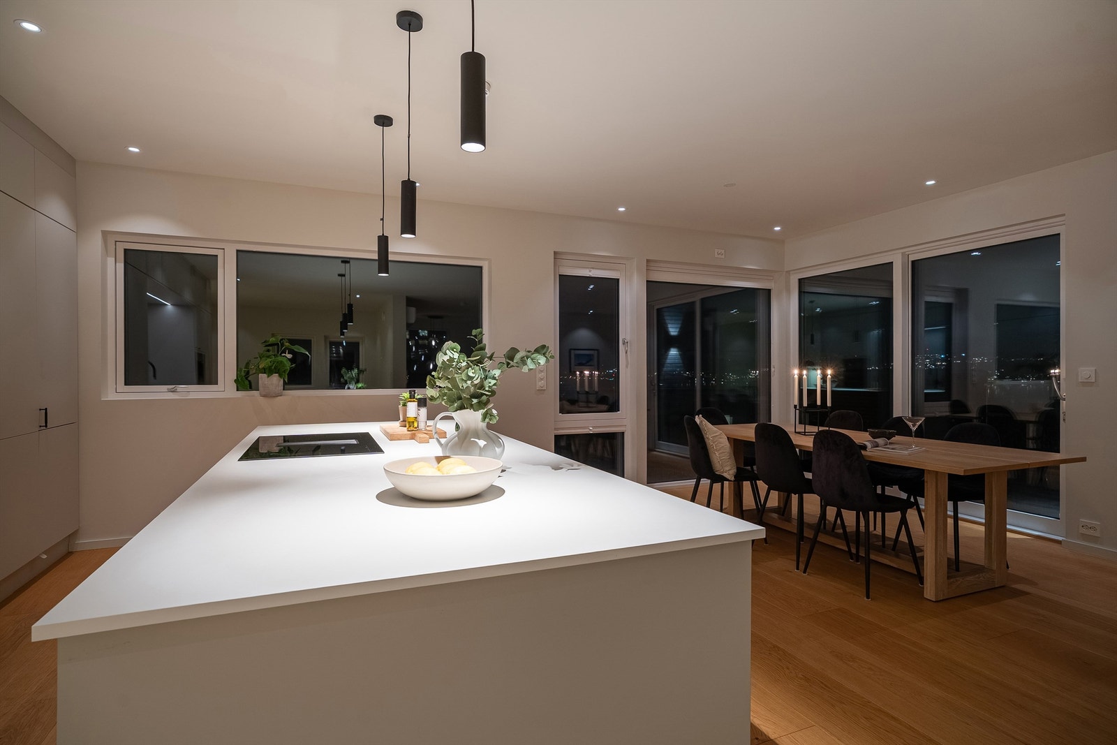 Kjøkkenet er smakfullt satt sammen med lekre elementer som spiler i front, lamper over kjøkkentøy og sorte elementer som står i stil til resten. Galleribilde