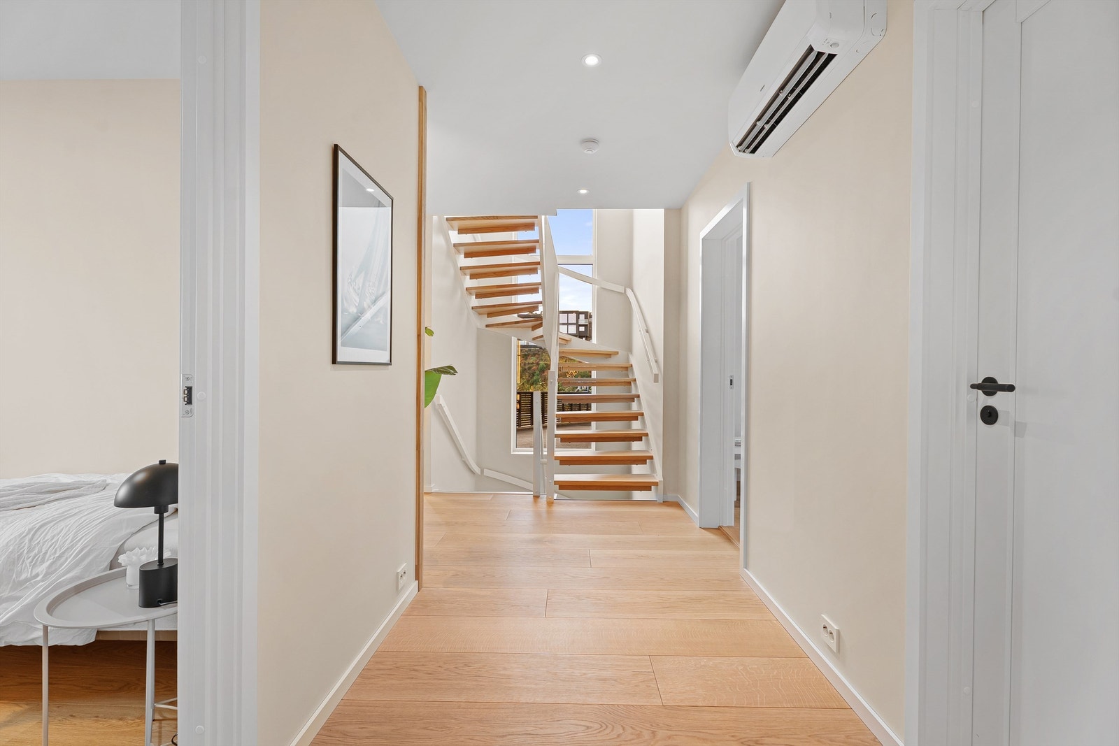 I gangen finner du til venstre soverom nr. 2. Dør til høyre er det til bad, og dør lengst til høyre er soverom nr. 3. Galleribilde