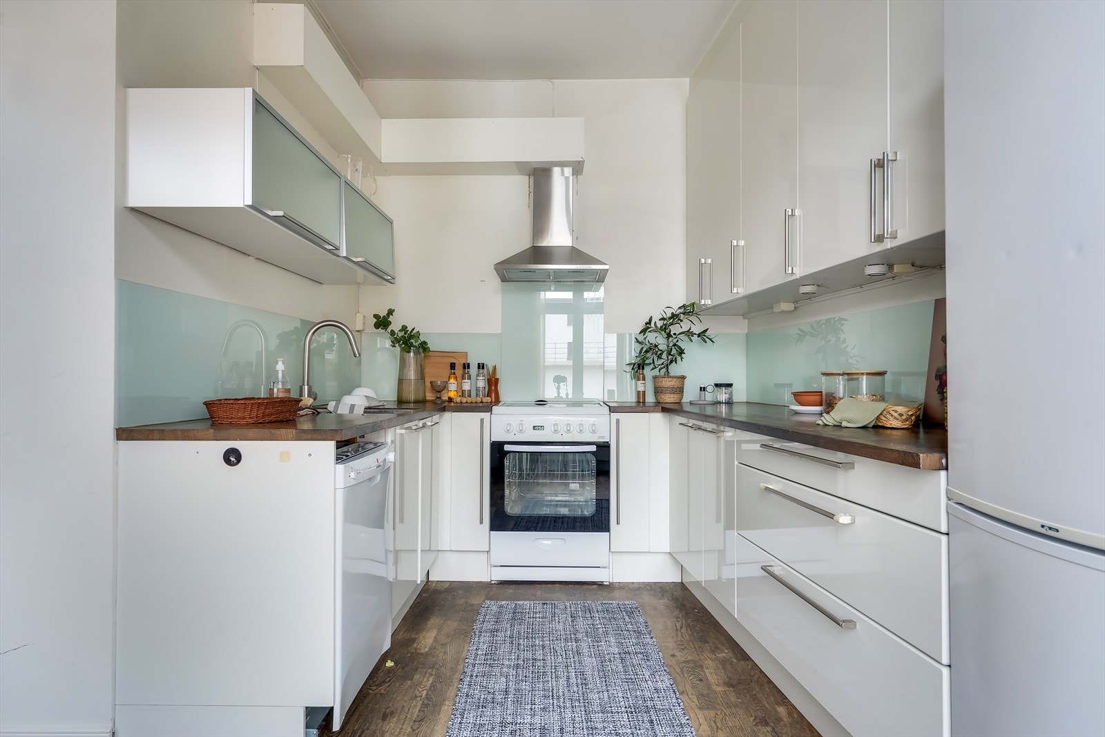 Kjøkkenet har praktisk utforming og god skap- og benkeplass. Galleribilde