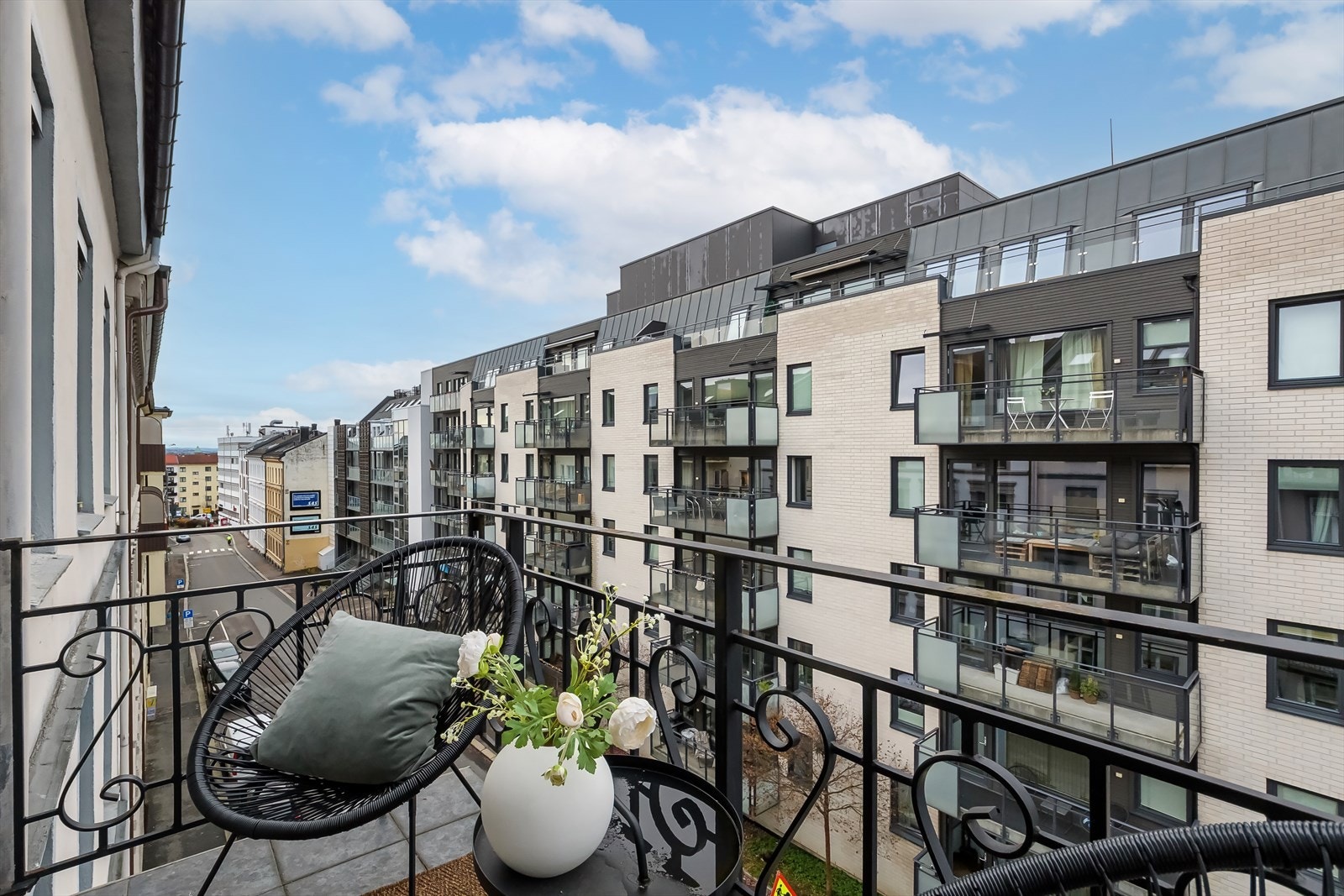 Det tar ca. 3 minutter å gå til trikk og buss. Galleribilde