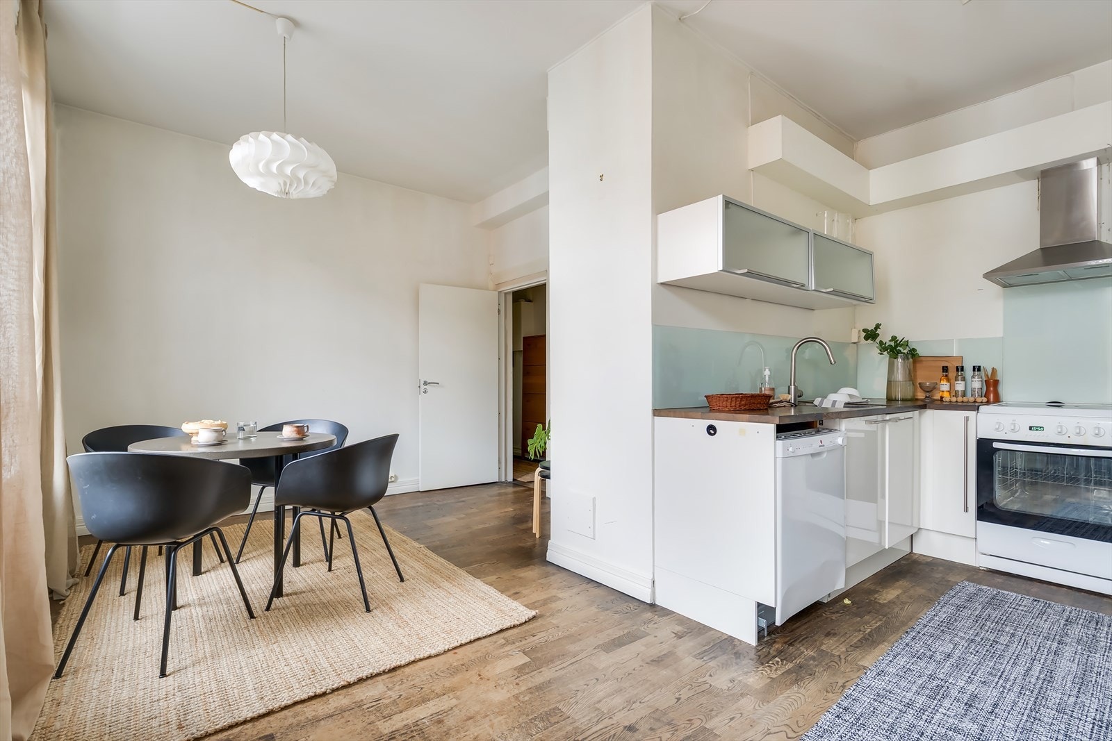 Innredning fra HTH med glatte fronter og heltre benkeplate. Galleribilde