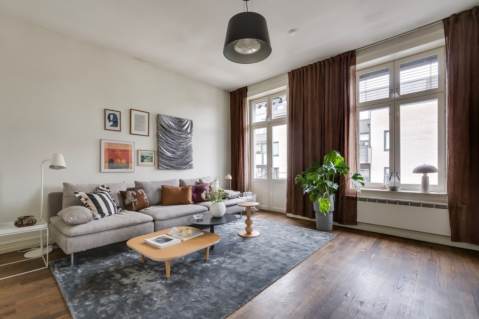 Romslig stue med store vindusflater og generøs takhøyde. Galleribilde