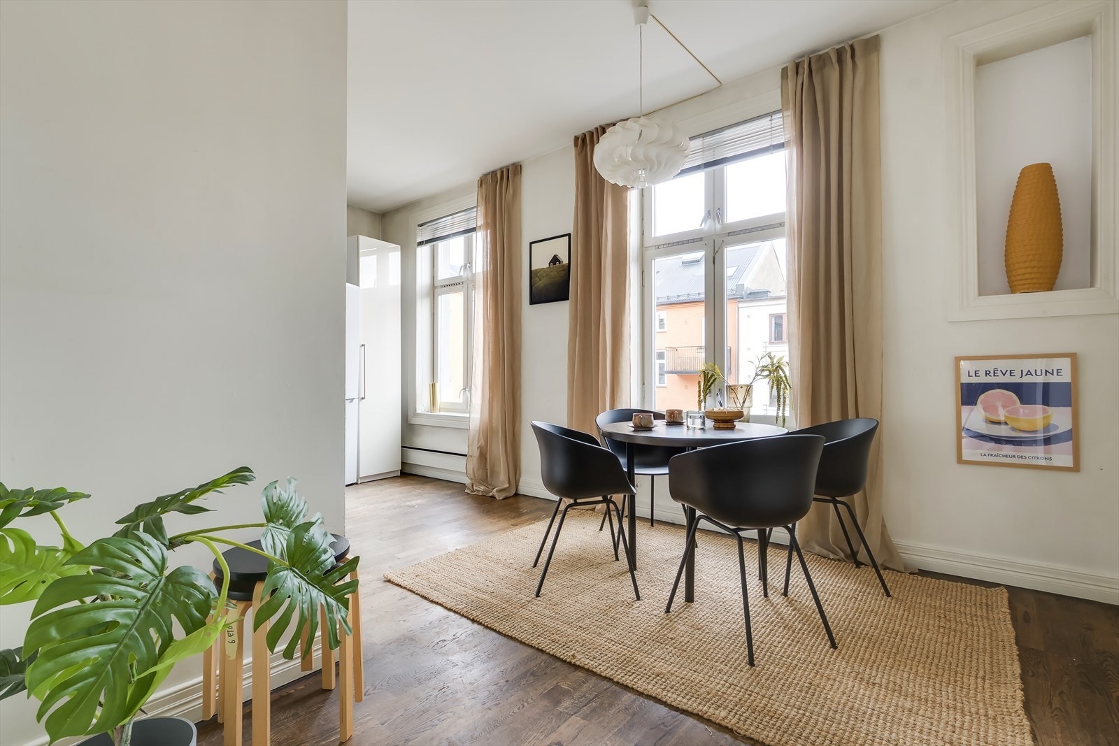 Separat kjøkken med plass til spisebord. Galleribilde