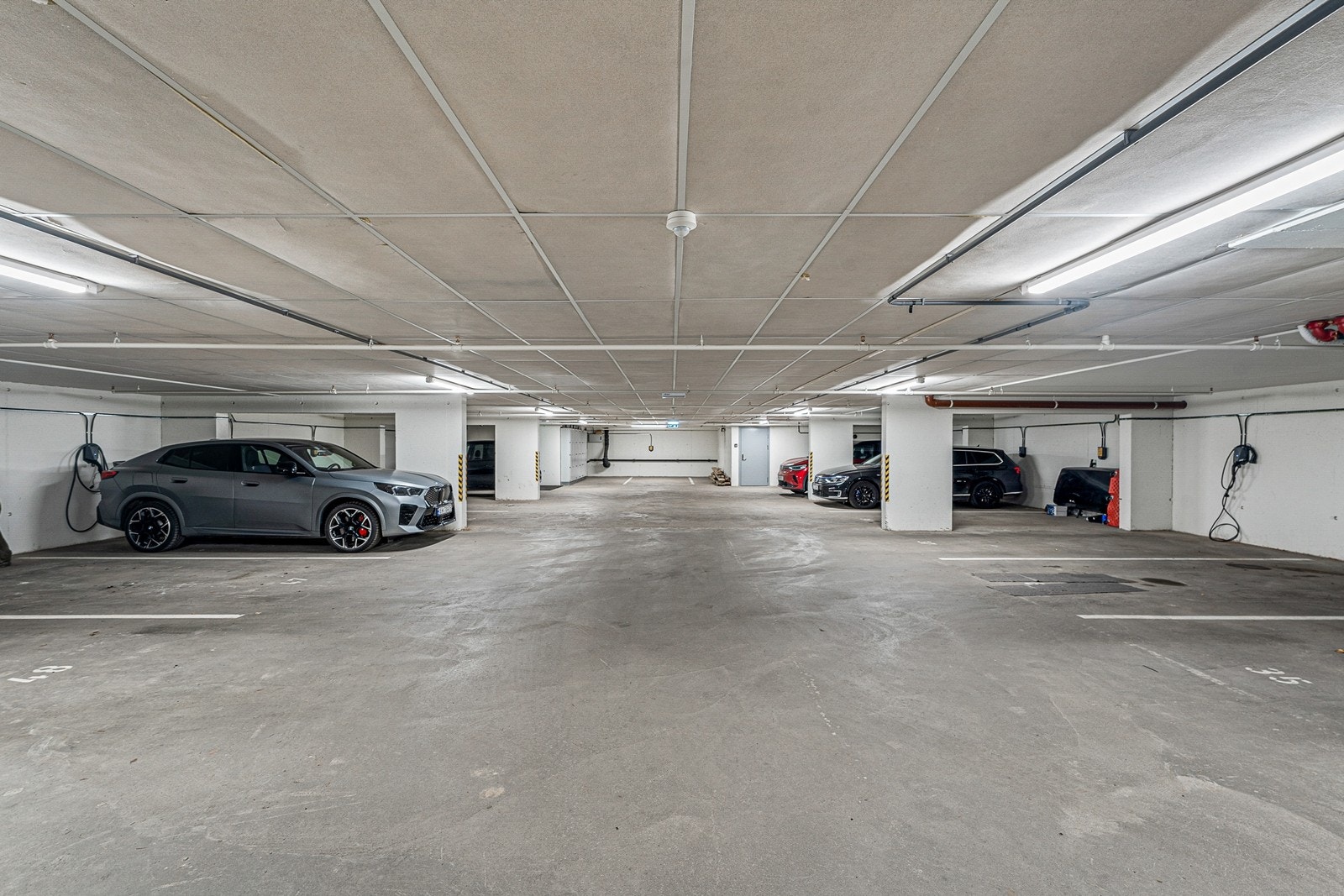 Leiligheten disponerer en parkeringsplass i garasjekjeller. Galleribilde