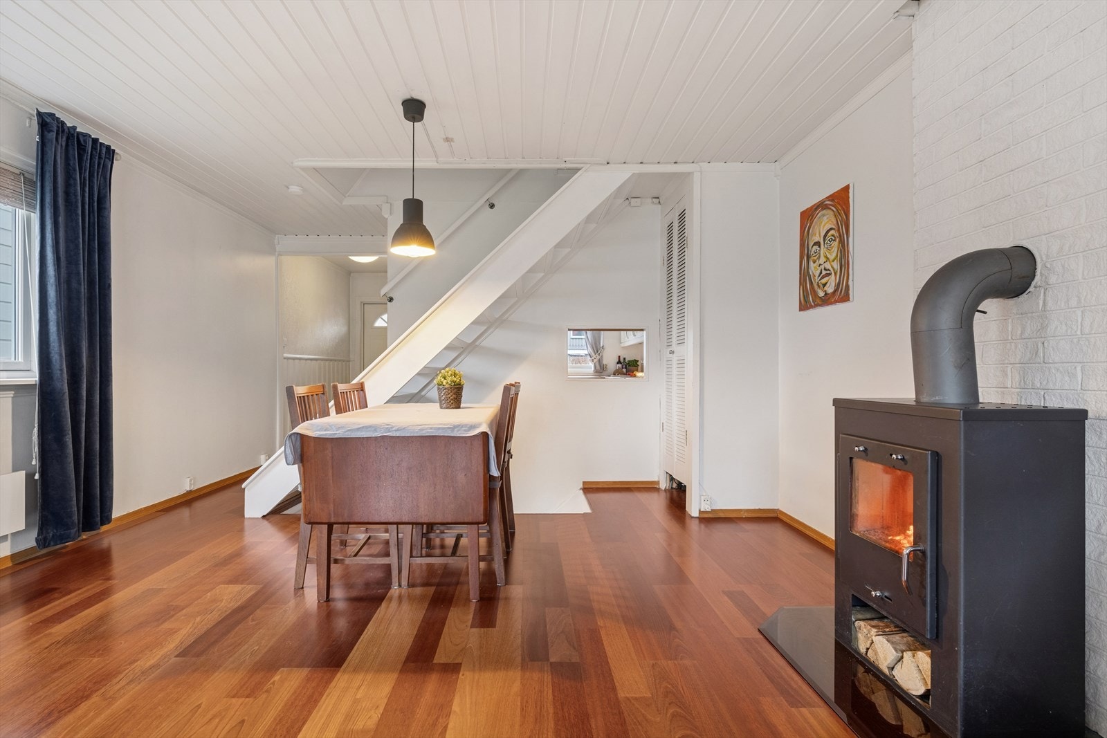 Det er en praktisk serveringsluke mellom kjøkken og spisestue. Galleribilde