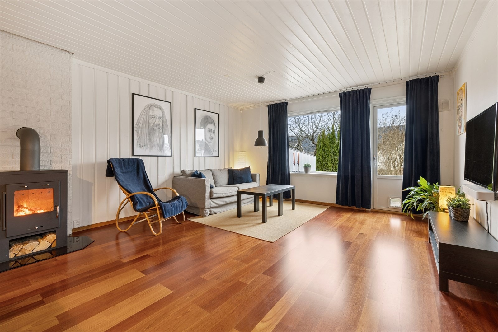 Boligen har en lys og romslig stue med god plass til både sofa og spisebord. Galleribilde