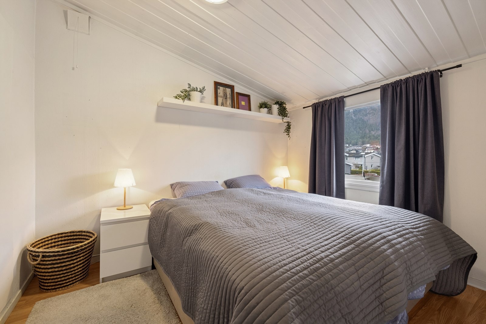 Hovedsoverommet har god plass til dobbeltseng og tilhørende møblement. Galleribilde