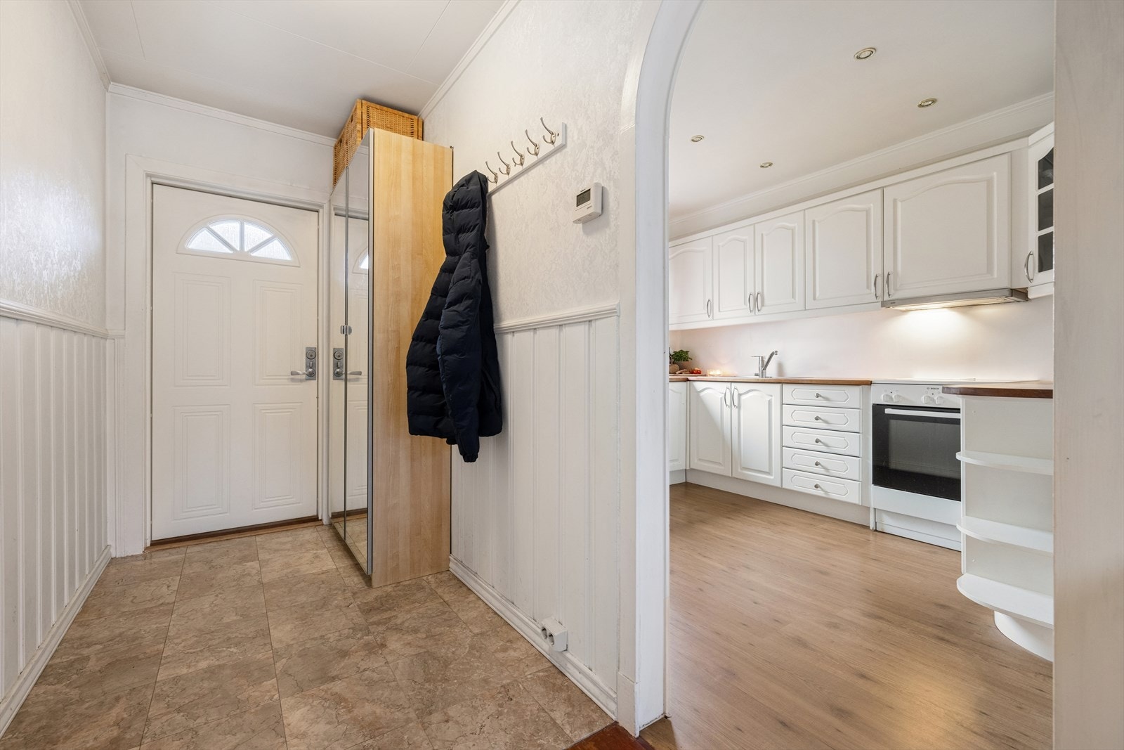 Praktisk gang med plass ti å henge fara seg yttertøy og plassere sko. Galleribilde