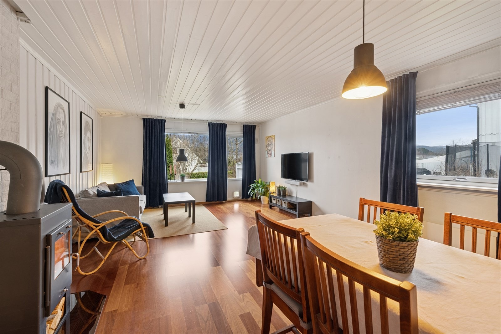 Fra stuen er det utgang til uteplass. Galleribilde