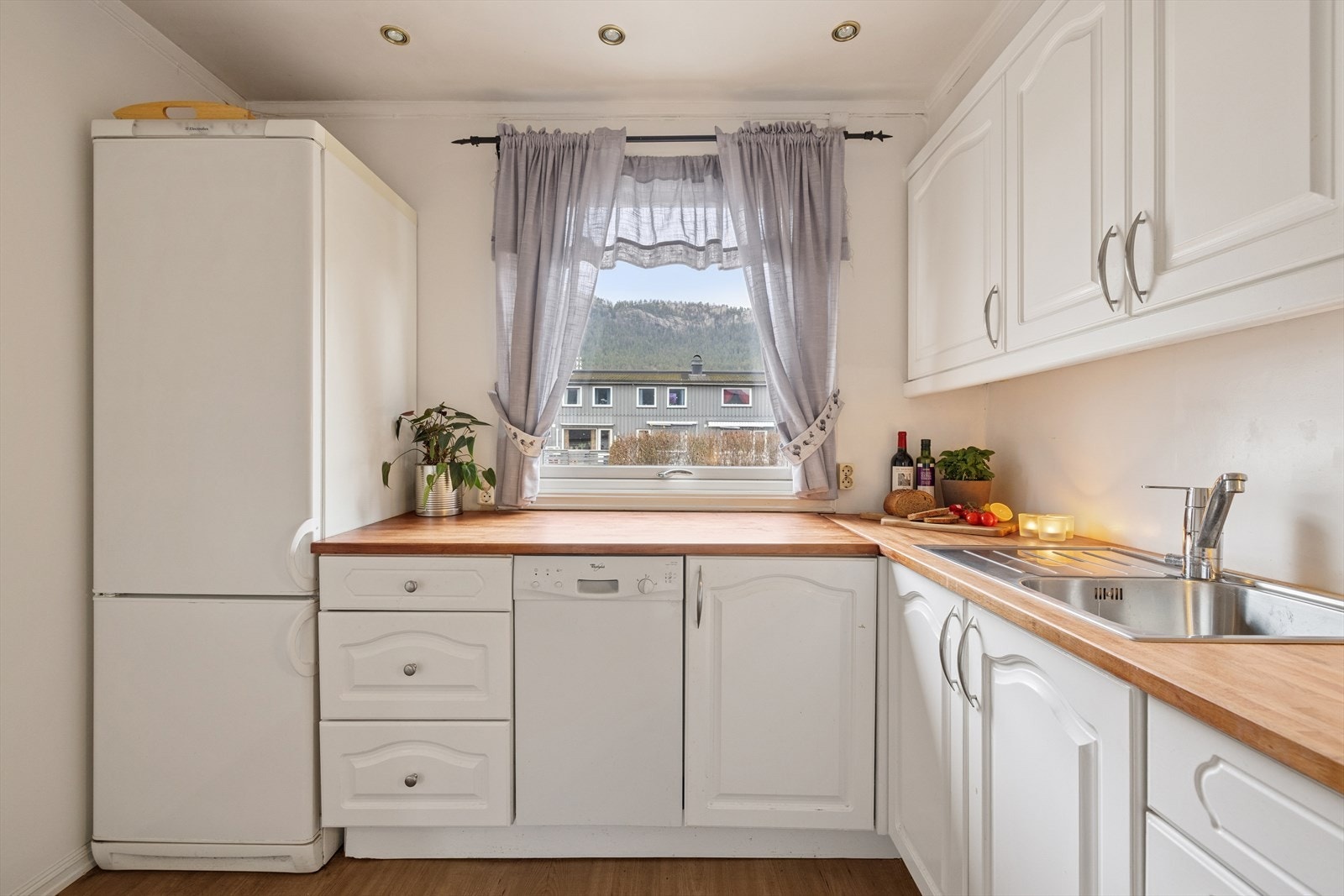 Fra kjøkkenet får du god oversikt over inngangspartiet og nærområdet. Galleribilde