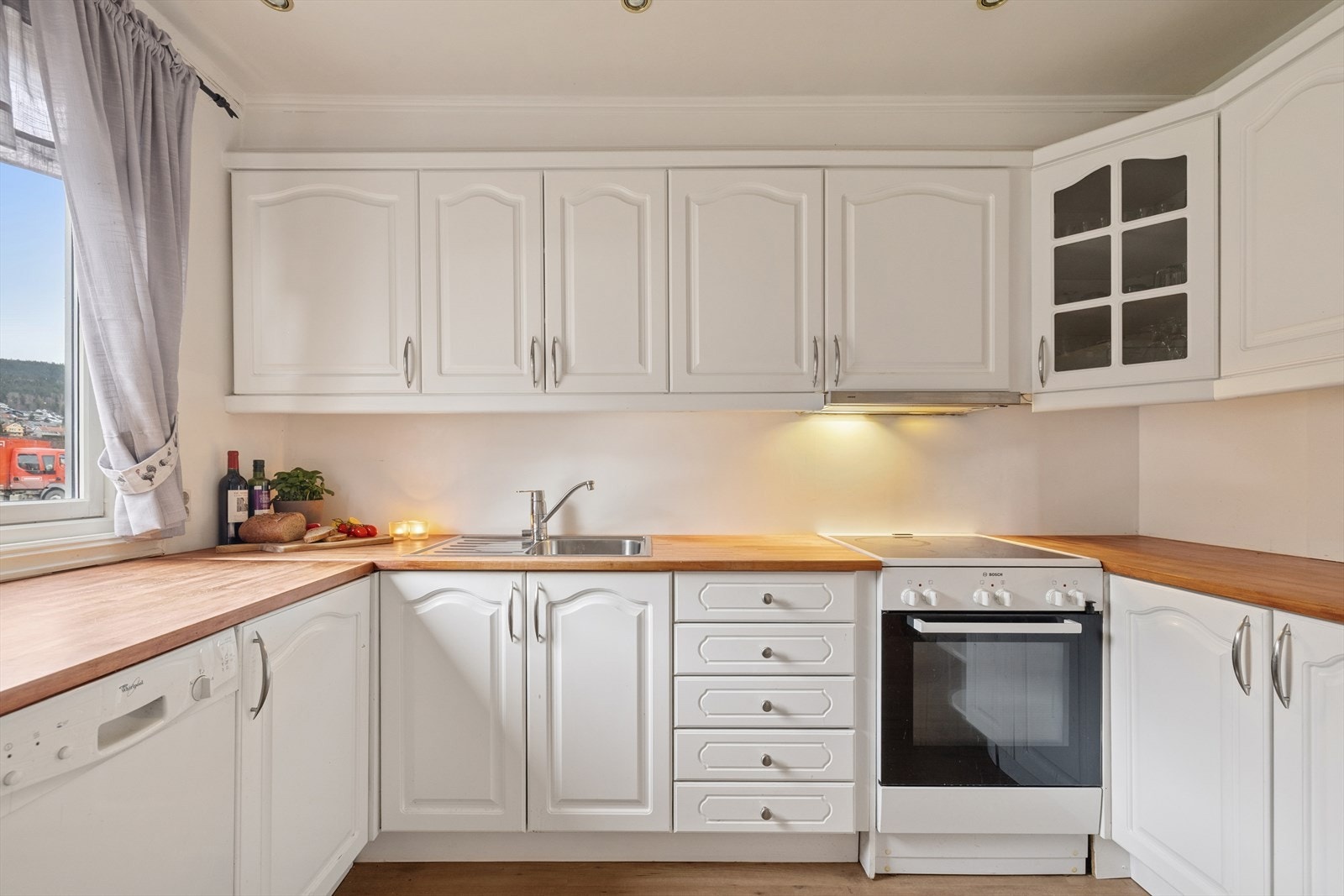 Benkeplaten av heltre gir en solid arbeidsflate, mens kjøkkenventilator med avtrekk ut sikrer god ventilasjon. Galleribilde