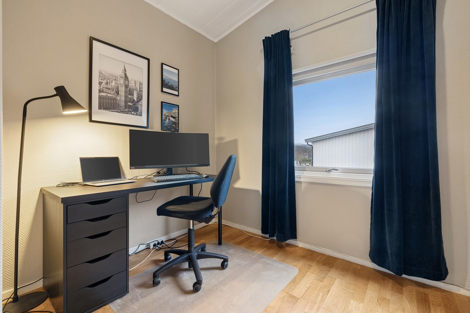 Parkettgulv gir rommet et klassisk preg, mens vinduet sørger for naturlig lysinnslipp. Galleribilde