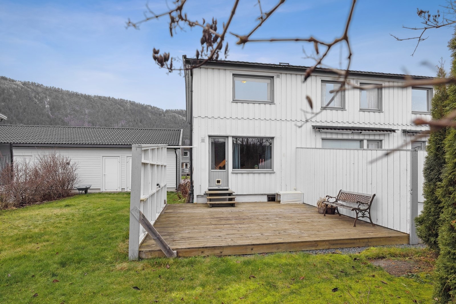 Fra stuen er det utgang til uteplass. Fra hagen er det adkomst til bod/garasje. Galleribilde