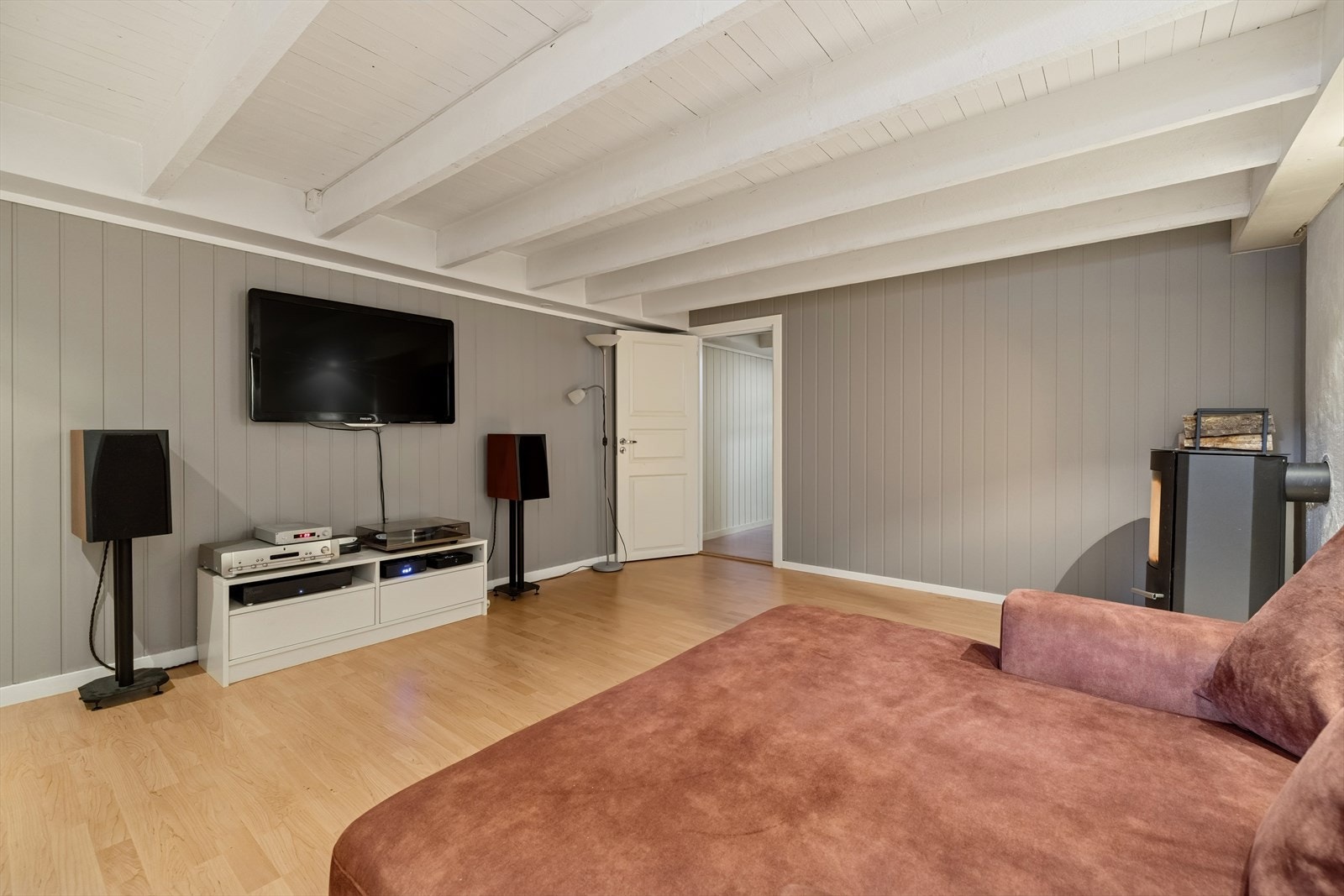 Det er også montert peisovn i kjeller som sørger for god varme. Galleribilde