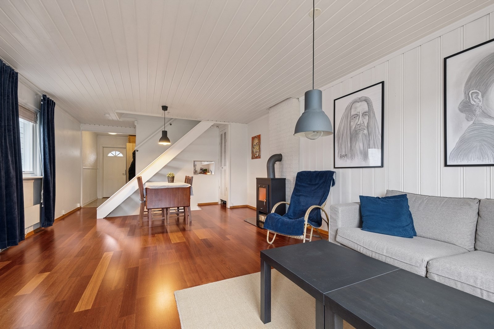 Koselig spiseplass i stuen like ved peisen. Galleribilde