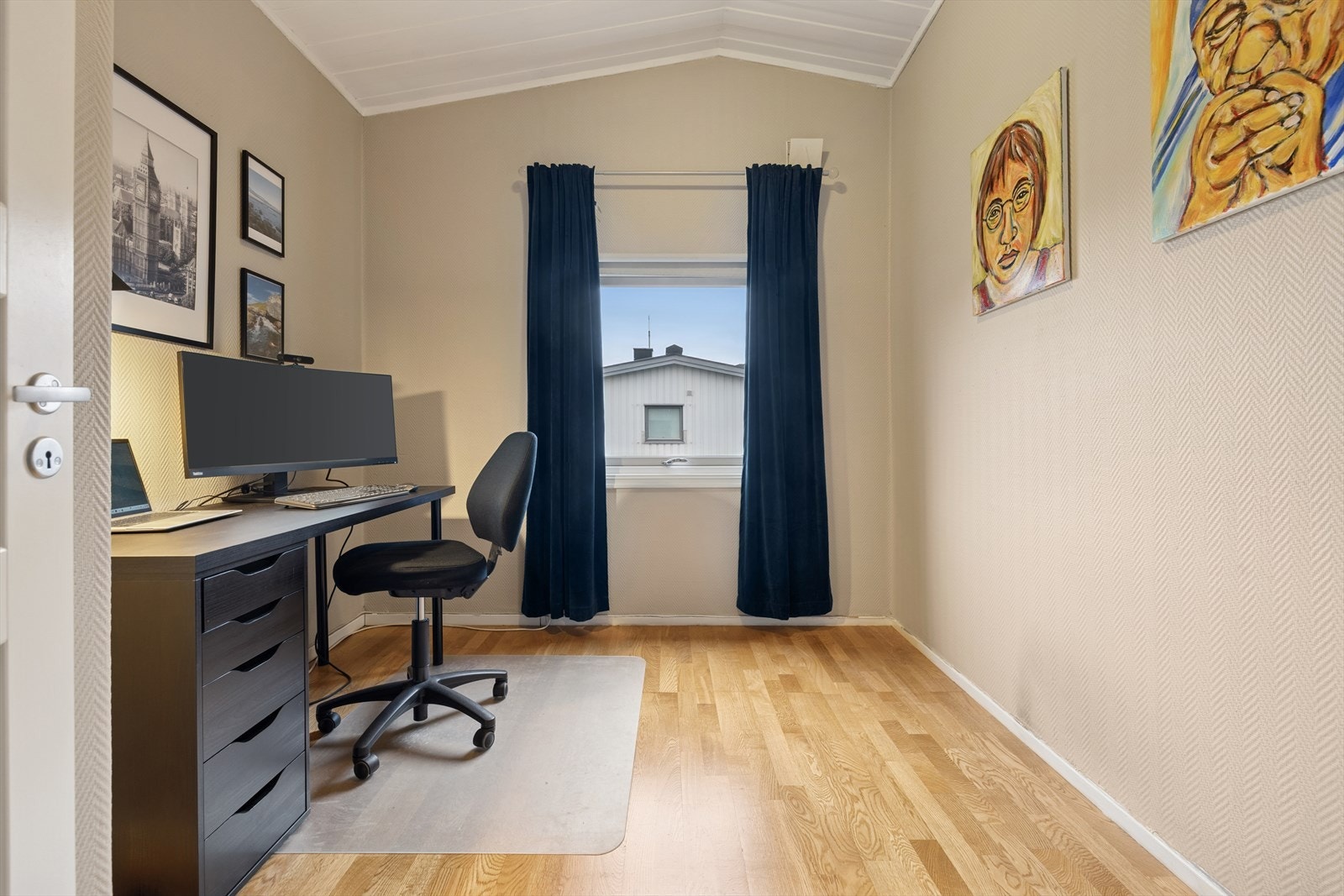 Soverom 2 benyttes i dag som kontor. Galleribilde