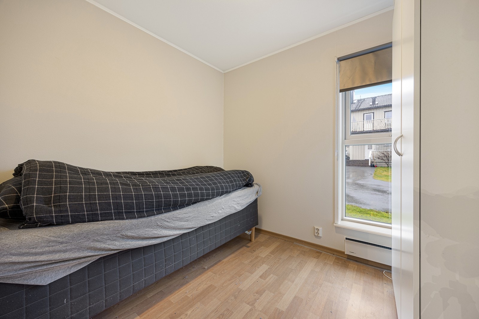 Det er hvite, doble garderobeskap på begge soverommene. Galleribilde