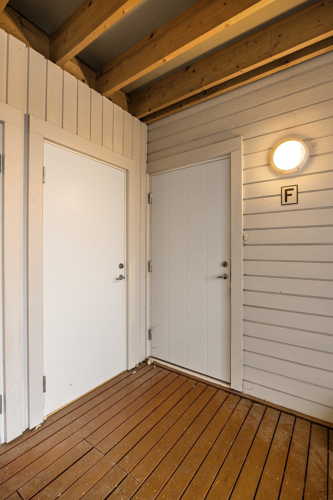 Leiligheten har et pent, overbygd inngangsparti med tilliggende utebod. Galleribilde