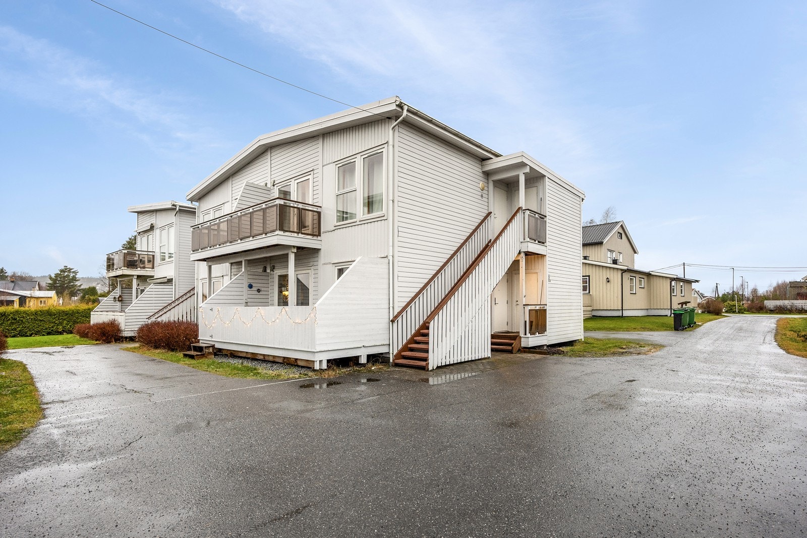 Fellestomten er pent opparbeidet med gressplen, prydbusker og asfalterte internveier. Galleribilde