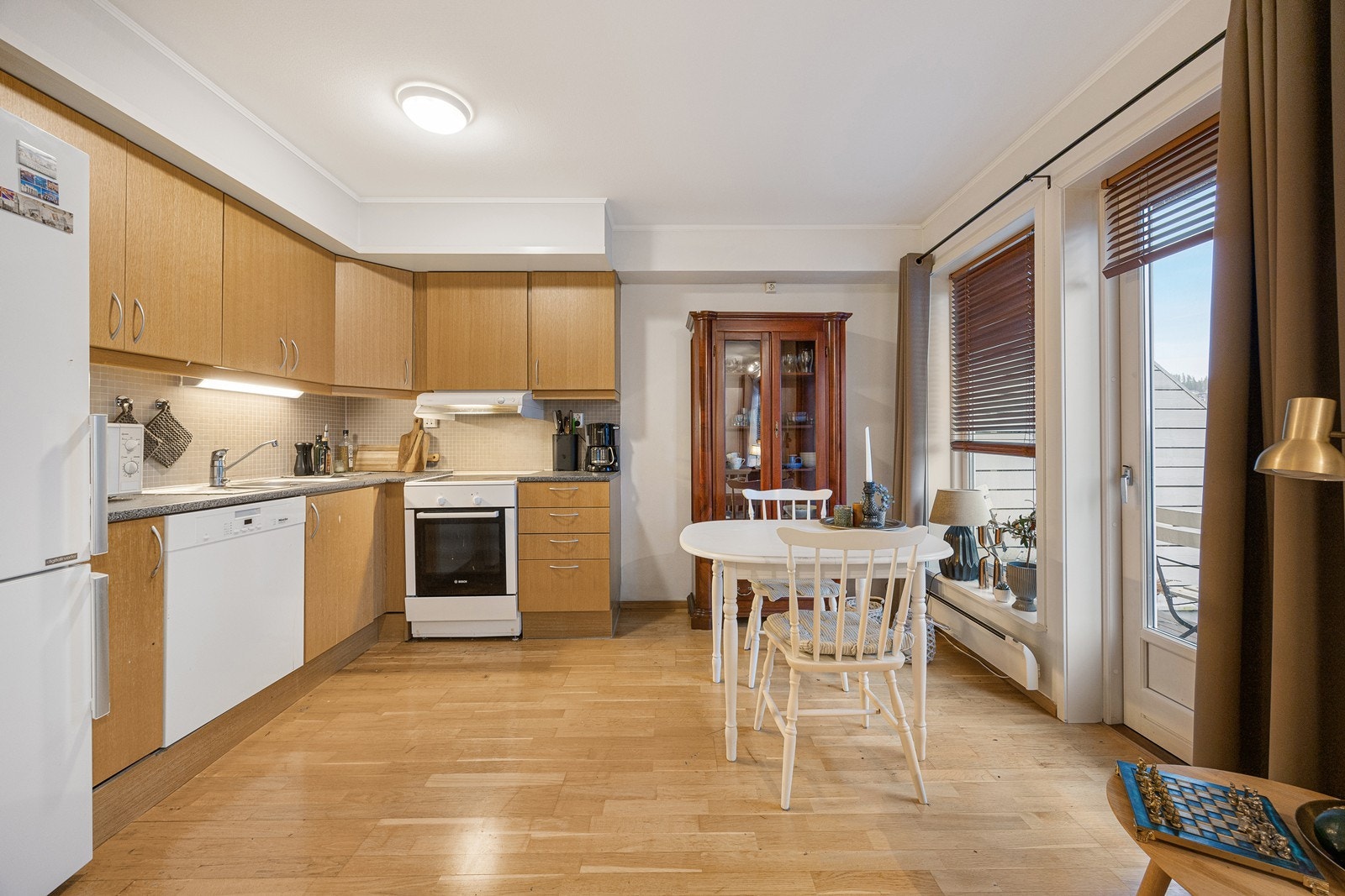 I nærheten av kjøkkenet kan det innredes med spisebord. Galleribilde