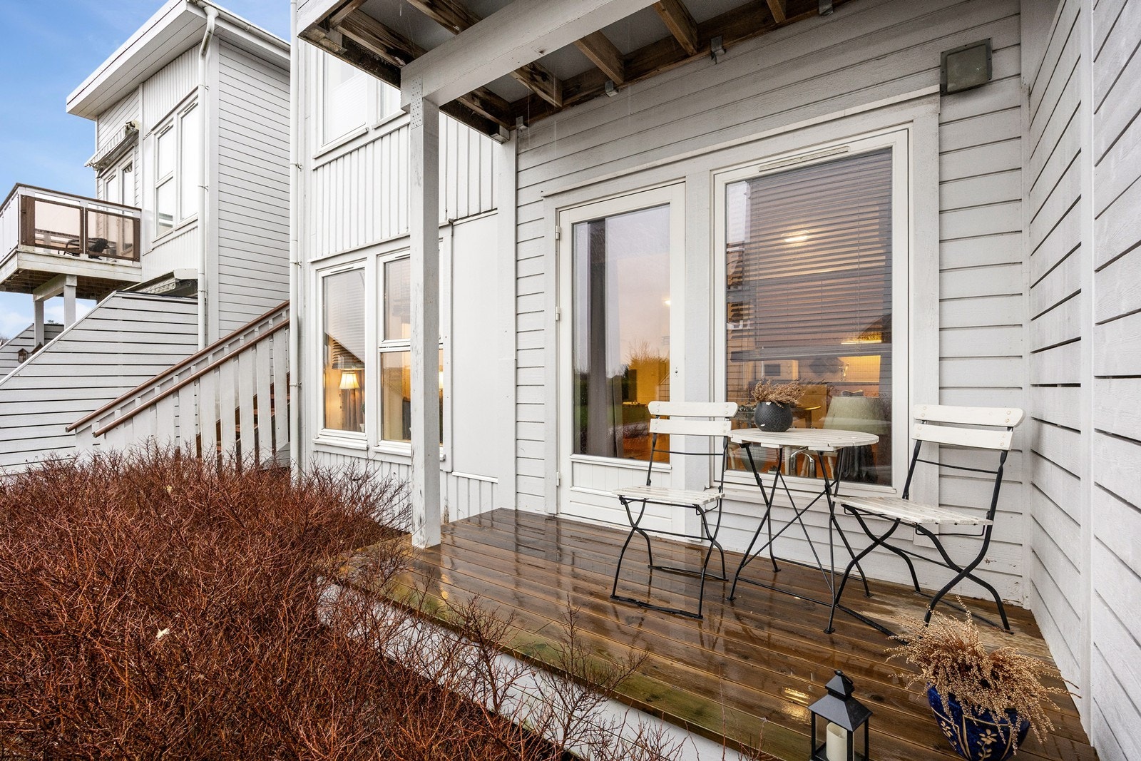 Leiligheten har utgang fra stuen til en sydvendt, overbygd terrasse på ca. 4 kvm. Galleribilde