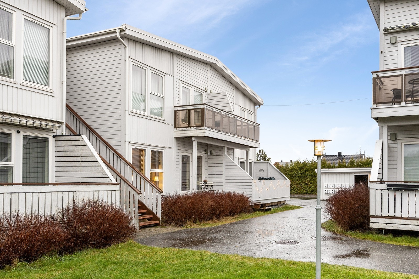 Terrassen har dekke i tre, og en høy levegg mot naboen sørger for lune og usjenerte forhold. Galleribilde