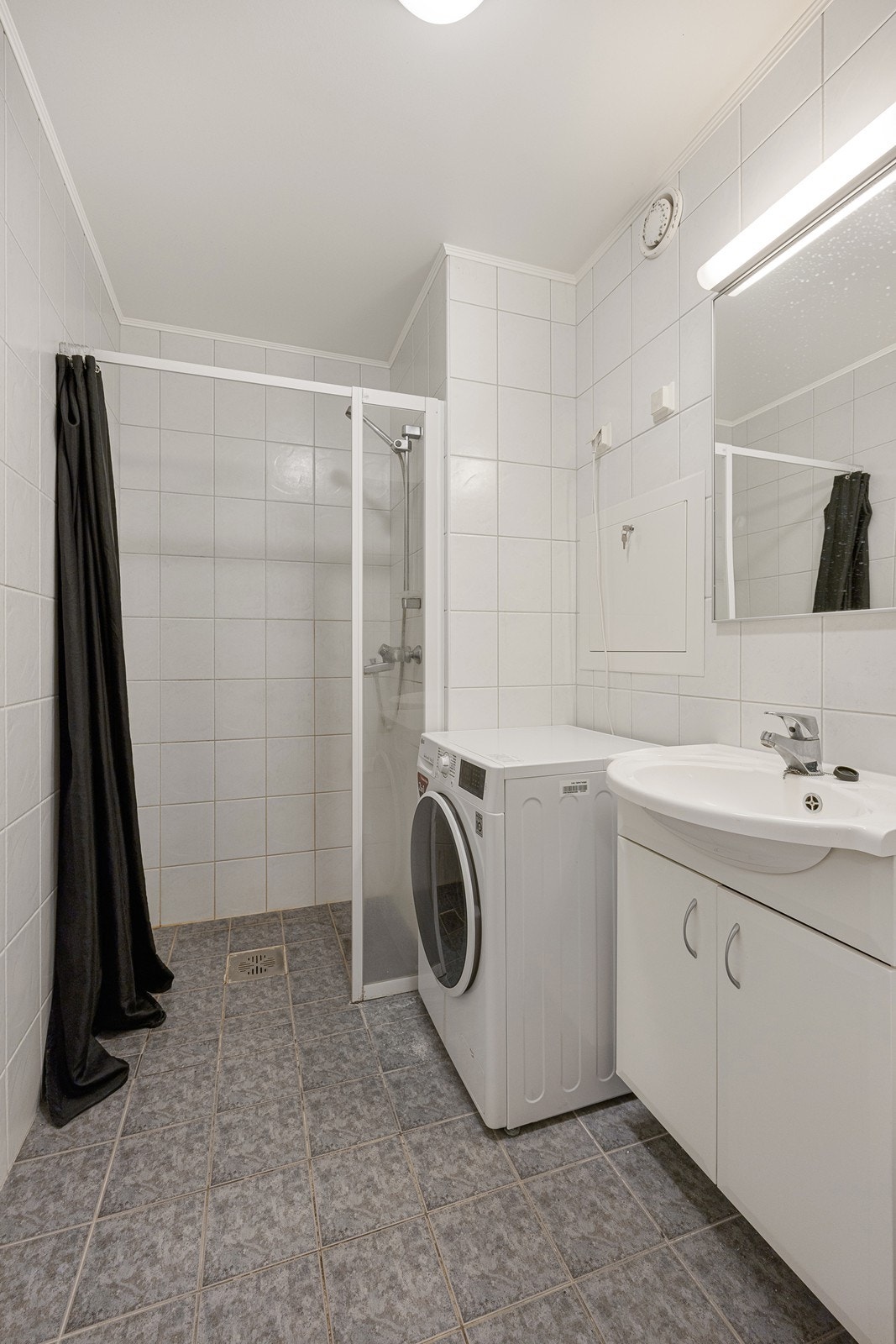 Det er god oppbevaringsplass i den stilrene baderomsinnredningen. Galleribilde