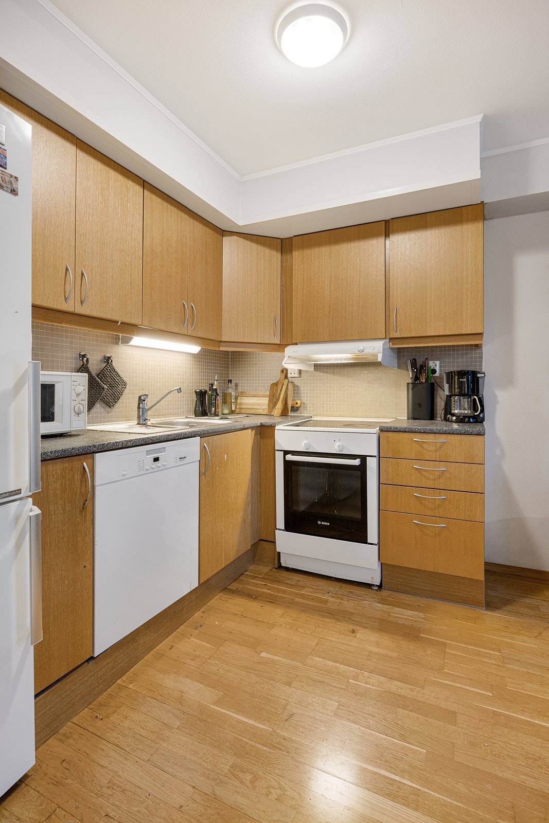 Kjøkkenet har et tidløst og arealeffektivt design med god skap- og benkeplass. Galleribilde