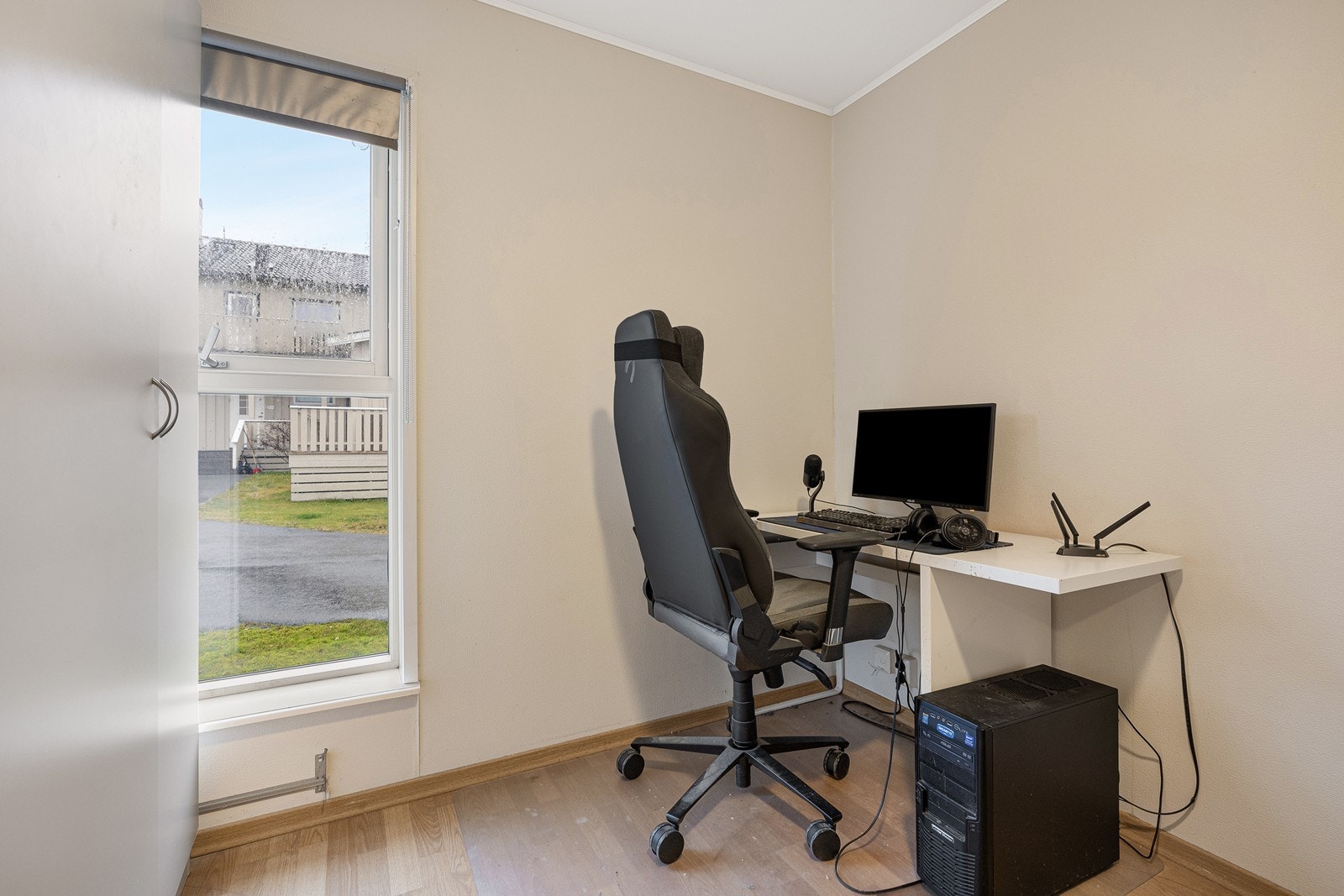 Det er montert rullegardiner i vinduene på begge soverommene. Galleribilde