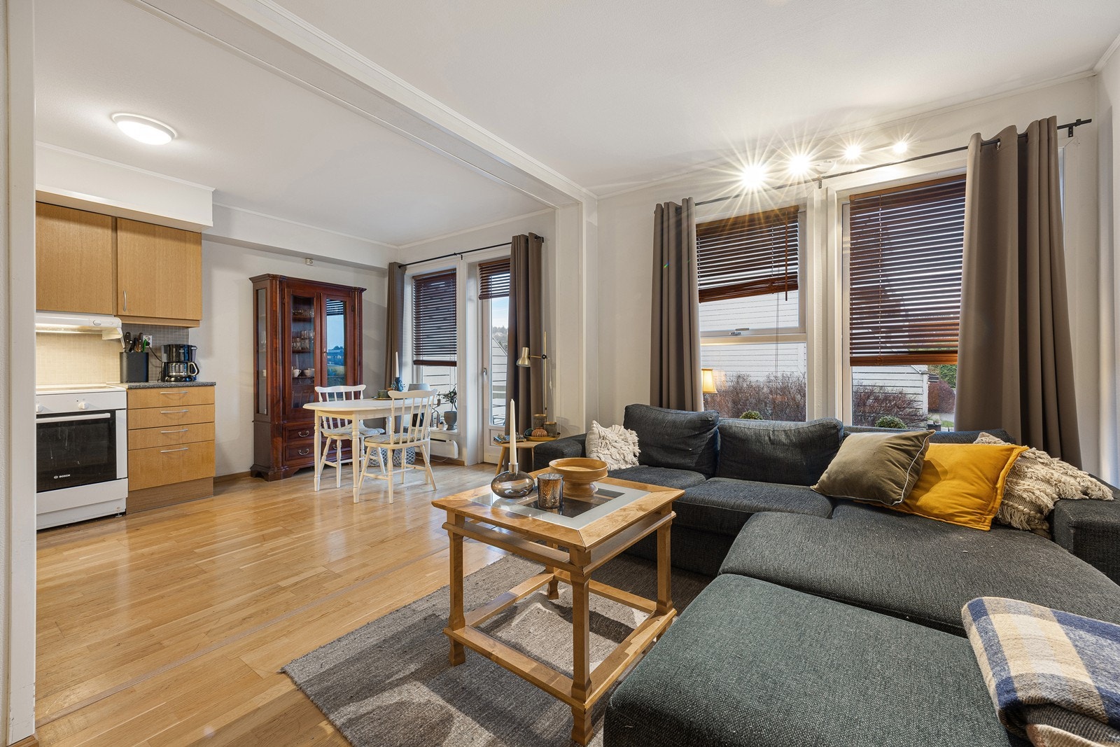 Stuen og kjøkkenet ligger i åpen løsning, og sammen danner de et lyst og koselig allrom. Galleribilde