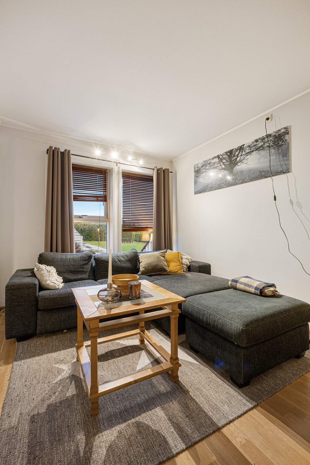 Dagslyset som strømmer inn via store, sydvendte vinduer gjenspeiles fint i de lysmalte overflatene. Galleribilde