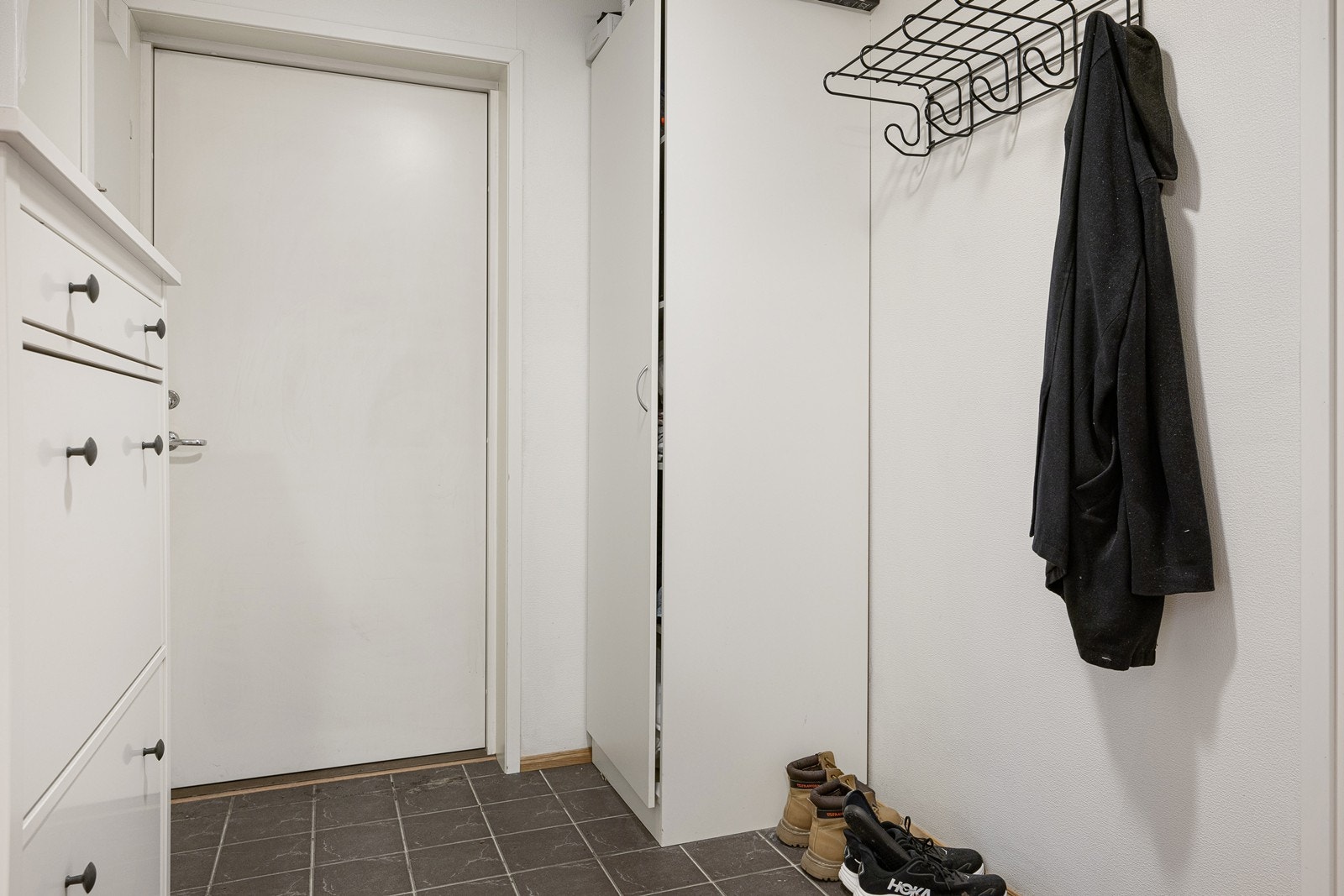 Yttertøyet ryddes enkelt bort i et hvitt garderobeskap. Galleribilde