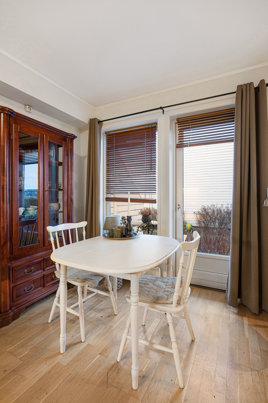 Fra allrommet er det utgang til en overbygd terrasse på ca. 4 kvm. Galleribilde