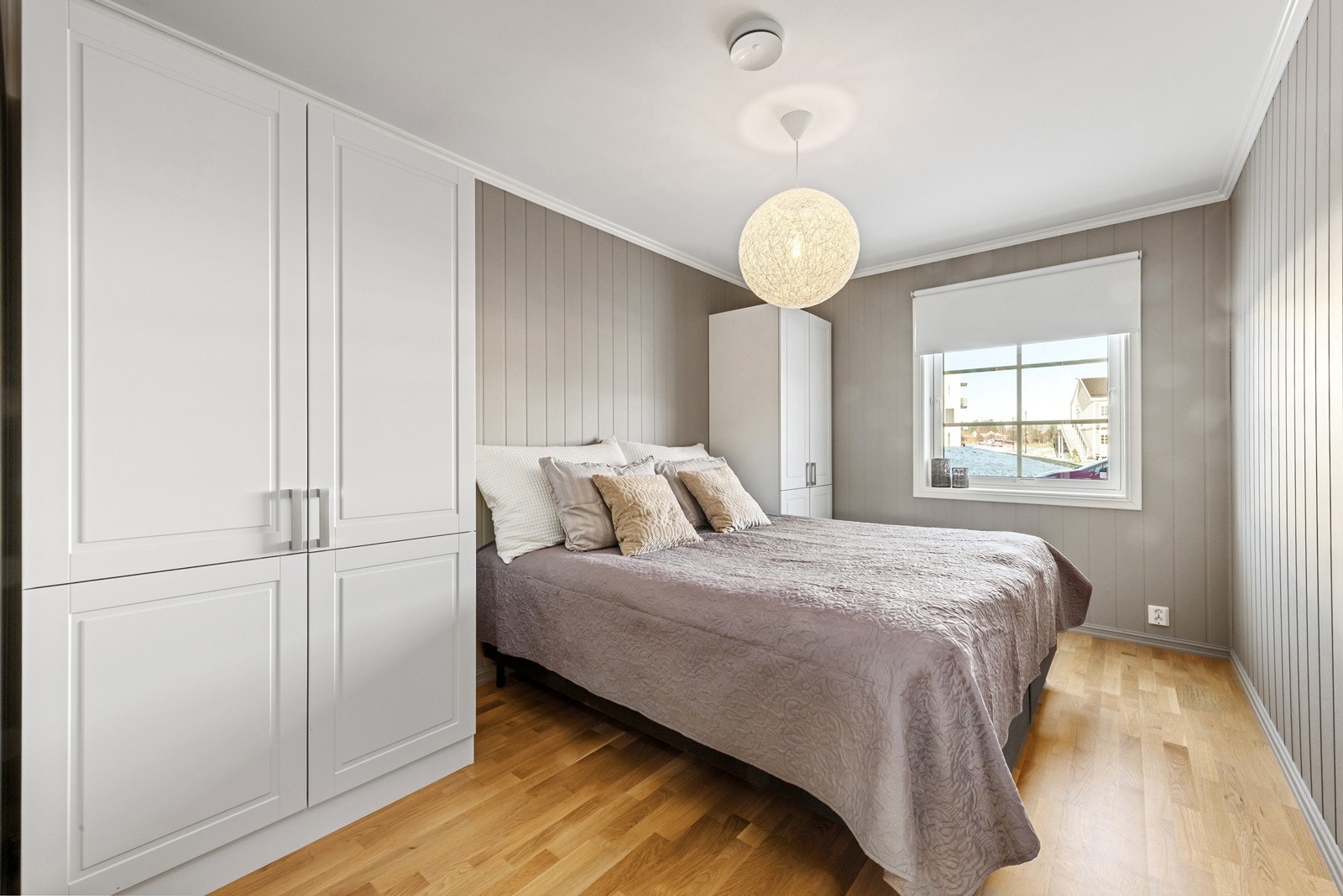 Hovedsoverommet er av god størrelse med plass til dobbeltseng og oppbevaring i garderobeskap. Galleribilde