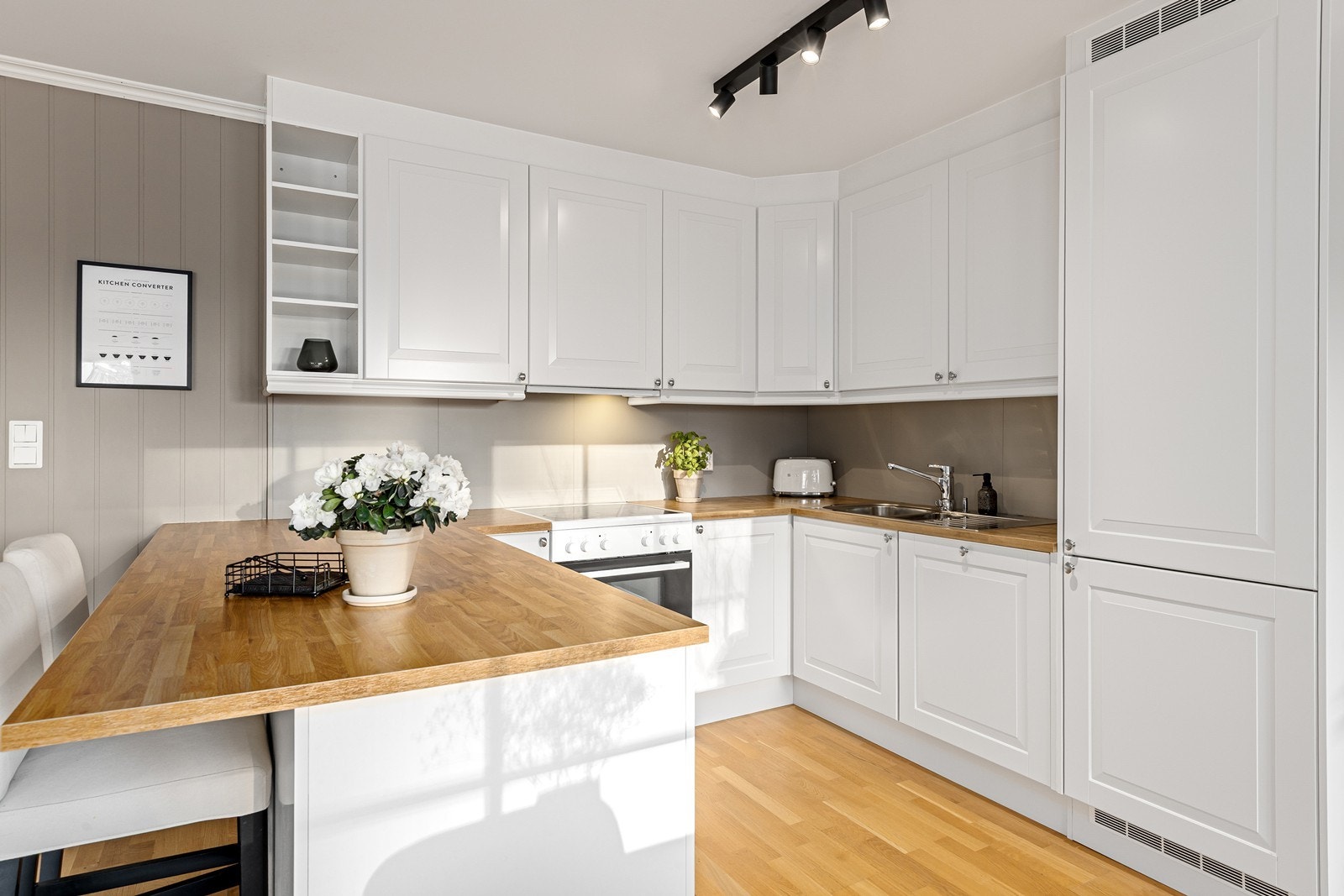 Det er integrerte hvitevarer som kjøl-/fryseskap, oppvaskmaskin og komfyr. Galleribilde