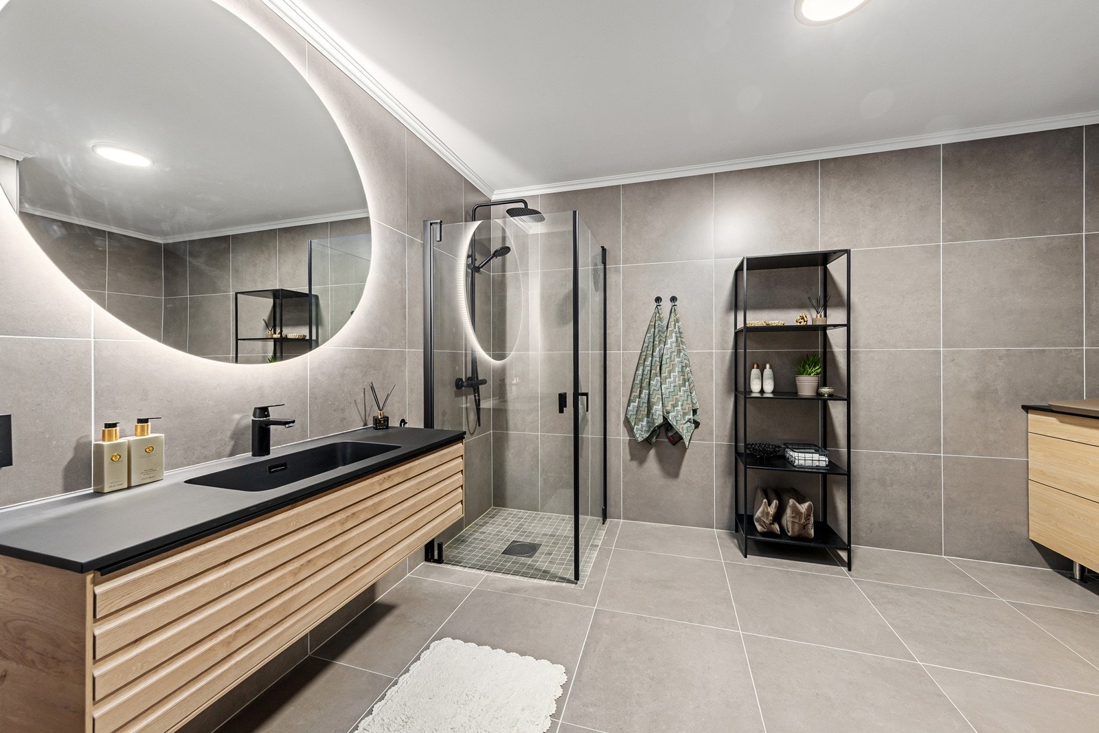 Badet fremstår moderne og stilsikkert etter oppgradering i 2024, med nye fliser og innredning. Galleribilde