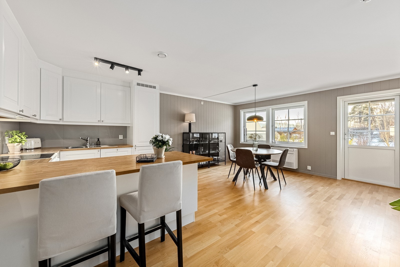 Ved kjøkkenet er det også en praktisk sitteplass ved barløsning - perfekt frokostplass! Galleribilde