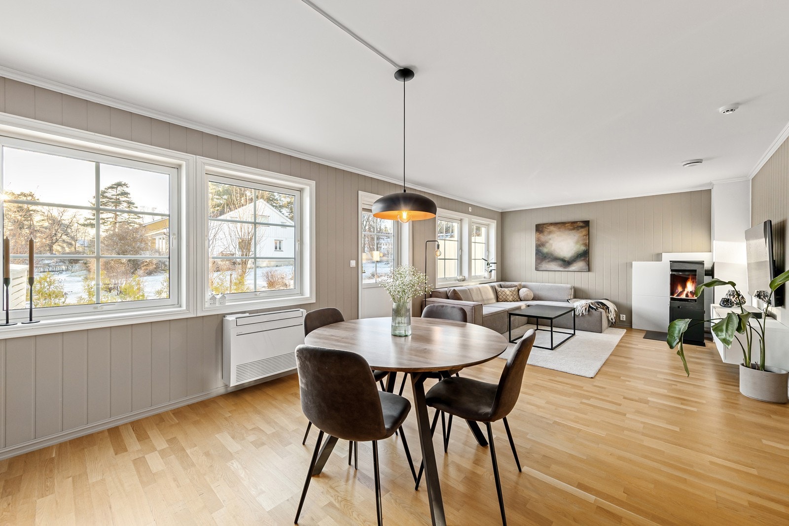 Den åpne løsningen skaper et sosialt allrom. Galleribilde