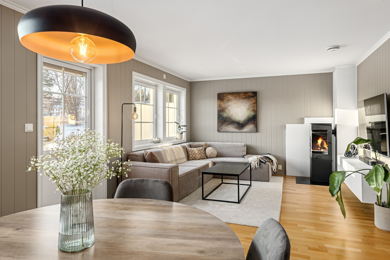 Boligen varmes opp med strøm og ved, og en vedovn med to sider med glass sikrer varme og hygge i stuen. Galleribilde