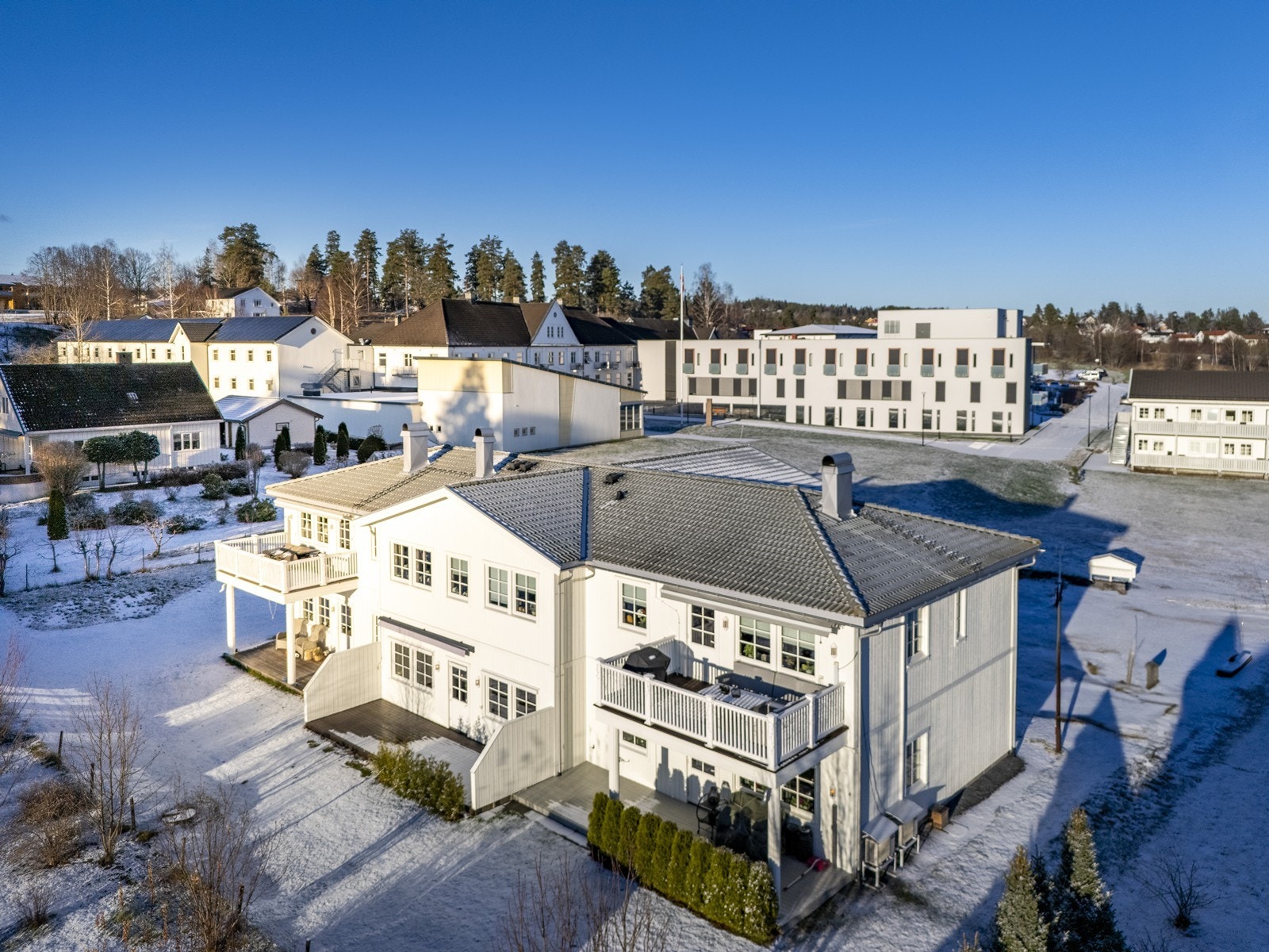 Beliggenheten er svært sentral med gangavstand til skoler, idrettsplass, lege og alle servicetilbud i Vikersund sentrum. Galleribilde