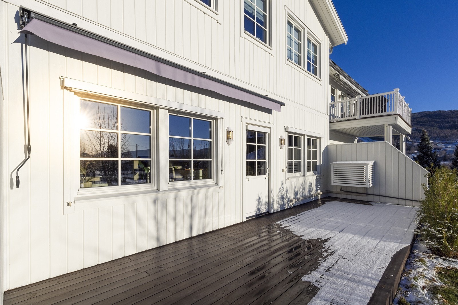 Med utgang fra stue har man også en romslig terrasseplatting. Galleribilde