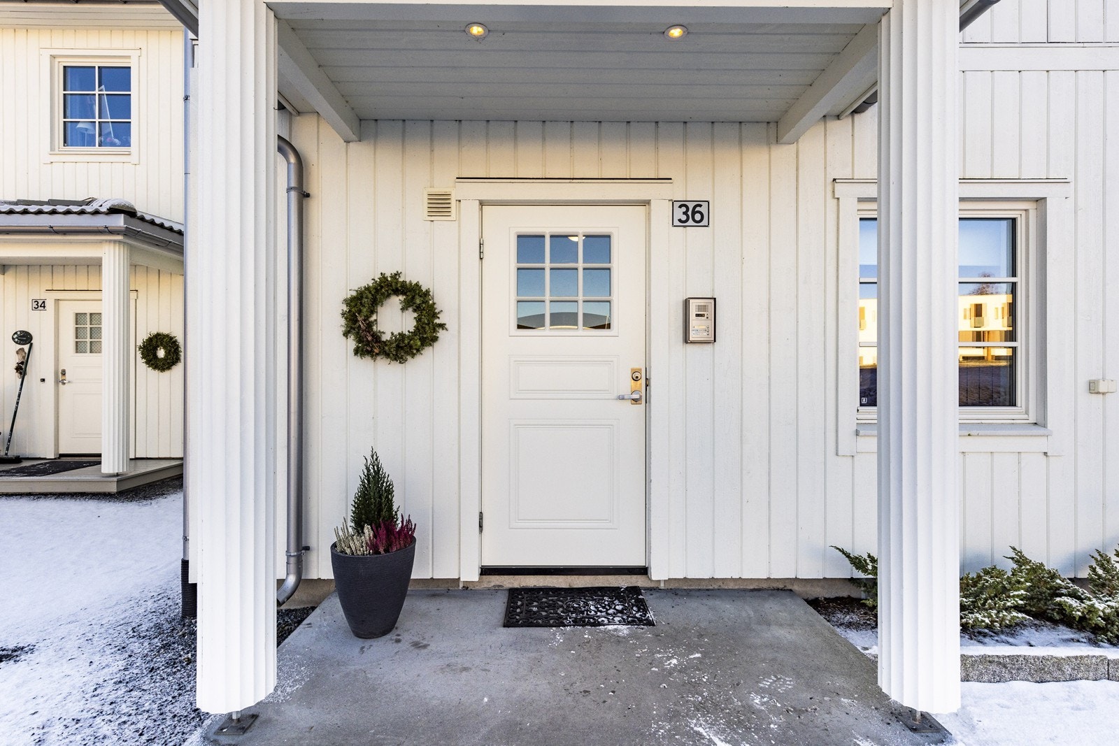 Leiligheten ligger med enkel adkomst fra bakkeplan og har inngang via et hyggelig, felles inngangsparti. Galleribilde