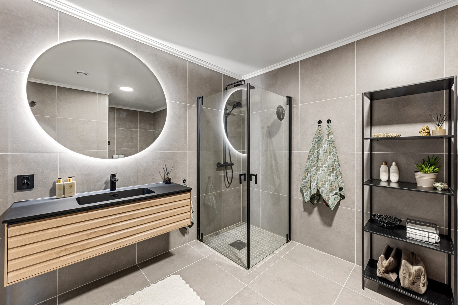 Rommet er utstyrt med innredning med nedfelt servant, toalett, dusjhjørne og opplegg for vaskemaskin. Galleribilde