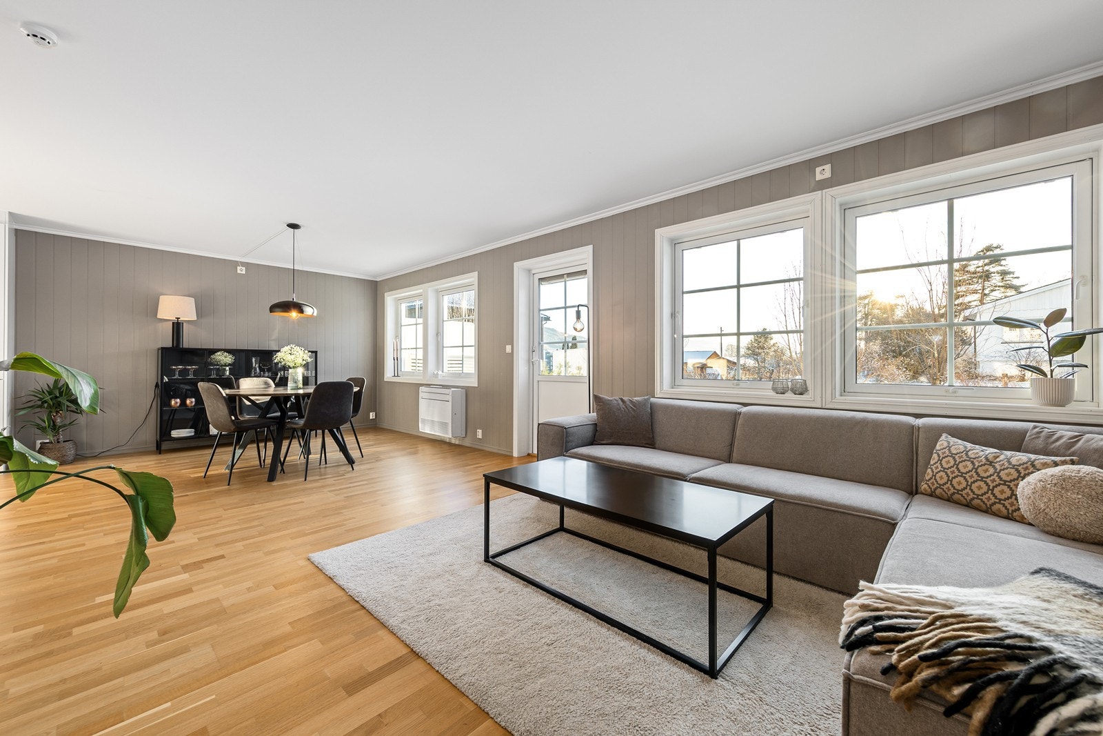 Rommet er malt i tidsriktige og lune fargetoner, og har godt med lysinnslipp fra vinduer. Galleribilde